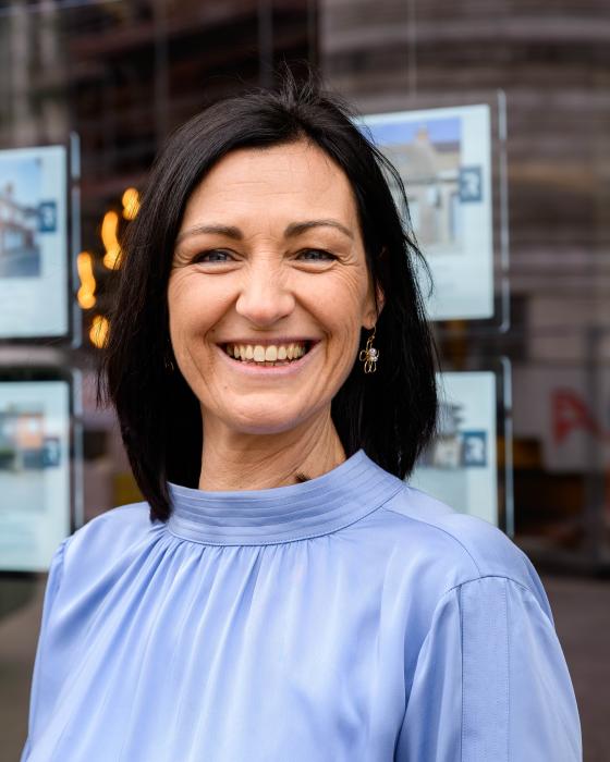 Wendy buiten voor kantoor